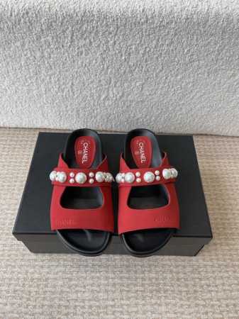 chanel 小香 25Ss 春夏新品度假 珍珠懒人拖鞋 小香的一款全新设计 鞋面纯手工珍珠编织搭配双C五金装饰 简约百搭上脚超级美的 怎么看都超美 鞋面：进口 - 点击图像关闭