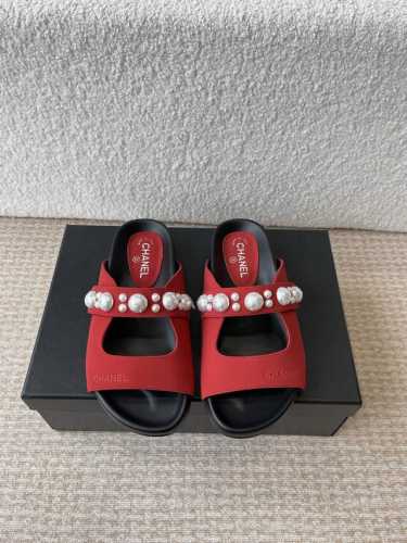 chanel 小香 25Ss 春夏新品度假 珍珠懒人拖鞋 小香的一款全新设计 鞋面纯手工珍珠编织搭配双C五金装饰 简约百搭上脚超级美的 怎么看都超美 鞋面：进口