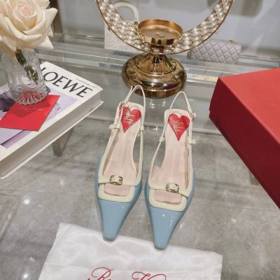 出厂 Roger Vivier 25新款Rv女鞋迷你饰扣后空凉鞋漆皮后袢带高跟鞋 迷你饰扣漆皮后袢带高跟鞋本款高跟鞋以闪亮漆皮制成 糅合众多品牌标志性元素 从品