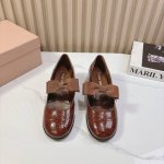 380Miu Miu 缪缪 25Ss早春新品 复古玛丽珍粗跟单鞋 缪家高货 顶级工艺打造精品质感 无敌舒适 绝对是一见钟情款！时尚百搭，人手必备！ 鞋面：顶级头