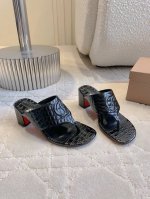 出厂价 Christian Loubouti*新款鳄鱼纹粗跟夹趾拖鞋 简约百搭款 好穿不累脚 鞋面牛皮 内里垫脚羊皮 意大利真皮大底 跟高7.5cm 尺码35-
