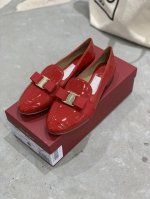 冲量价: 现货Sf Ferraga*O 菲拉*慕 经典圆头蝴蝶结平底乐福鞋皮料采用进口软牛漆皮很适合上班族穿上脚非常百搭秀气 可正式可休闲精致做工 细节欢迎专柜