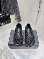 jilsander 吉尔桑德25S春夏新款 渔网编织镂空单鞋非常新颖的设计 让人眼前一亮 夏日氛围感渲染十足 鞋面采用超级软且坚韧的牛皮编织而成 采用镂空织网鱼