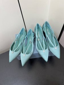 Prada 25ss 早春新款绝美尖头跟鞋 时尚界久违的极简之美经典时尚配色 毫不费力的优雅风来袭 时髦 精致 绝美 包头尖头 开边珠外穿时尚气质简约新款日常拖
