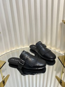 PRADA 普拉达 25 2025春夏新品 专柜走秀款复古流苏半拖鞋乐福鞋系列走秀款 复古感时髦满满 随意百搭 时尚休闲 独到味人人都爱也轻松驾驭 每年都会爆.