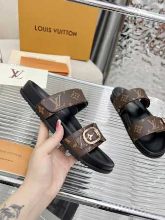 louis Vuitton路易威登新款拖鞋火爆上市 1:1高级定制 秒杀一切仿品 原版开模Logo冲孔装饰 既时尚又美观 精美原版鞋楦 面料:小牛皮 内里 羊皮 - 点击图像关闭