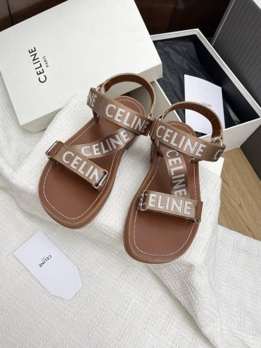Celine 赛琳 24 春夏新款粗跟拖鞋 这一季的赛琳真的是开了挂 太有特色了 今年必须要入手一双Celing 拖鞋 复古风经典款 超级百搭 简单大气 无论裙