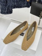 厂价 Toteme 25Ss铆钉方头单鞋 第一眼看上就被种草了 满满的法式复古风 上脚也很时髦 而且百搭 日常通勤 休闲聚会场合都能穿。 面料采用进口小牛漆皮