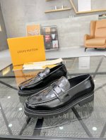 L 顶级代购 路 炸街男神增高皮鞋新品来袭专柜同步发售原厂配置，意大利进口开边珠牛皮，高端大气超达人必备，全进口水染牛皮里垫，鞋底：原厂特供原版底超级舒适，原厂