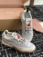 东莞代购级 配扣子 20 官网同步盒包装 MiuMiu 缪缪 25ss 春夏新款 饼干鞋 阿甘鞋休闲运动鞋miumiu最新爆款 前卫大胆的设计，Miu Miu风