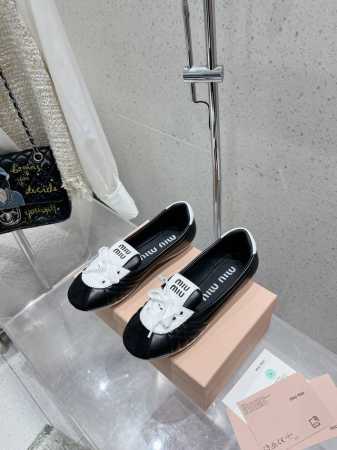 Miumiu芭蕾舞鞋 柔软的芭蕾舞鞋在miu Miu的设计下获得了新生，明媚且率性时髦有质感，轻轻松松就让你动了收入囊中的心思 这双芭蕾舞鞋无一不能驾驭，妥妥的 - 点击图像关闭