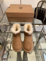 UGG经典系列全新升级厚底雪地靴 check 你的随性复古棕色系look，点亮街头拿捏 潮酷不费力~厚底铅笔靴 大橘底一秒蹬厚底TAZZ秋冬装备齐活，玩不一样的