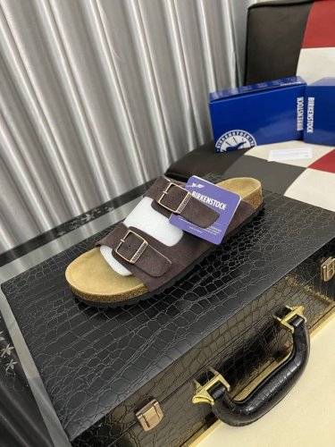 出厂价pp #Birkenstock #勃肯 #勃肯拖鞋 经典款勃肯拖鞋 其构造鉴于人体工学设计 使脚床的构造完美的贴合脚的弧度 简单来说就是 上脚舒适 穿脱方