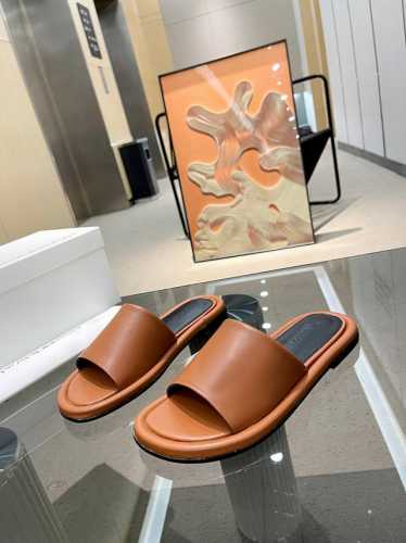 JW Anderson #穆勒拖牛皮 极小众的一个英国品牌 但并不影响它的受欢迎程度. 一经上线 已经火速售罄 原楦开模 穆勒鞋的精髓弧度 原材料㊣ 牛皮面和烫