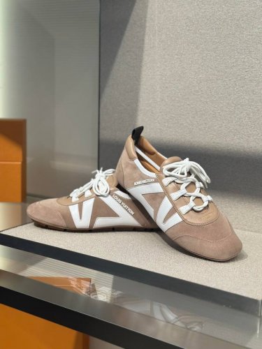 实价： Lv｜25年最火德训鞋 即将来袭Sneakerina 感觉是25年要爆火的鞋子[偷笑R] 即将开启预订～#超级舒服的德训鞋[话题]# #从鞋做潮人[话题