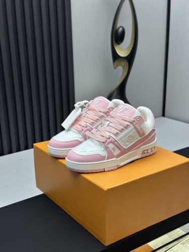 橙子出厂价p louis Vuitton 路易威登 Lv Trainer 情侣款运动鞋板鞋 休闲复古篮球鞋 从复古篮球鞋汲取灵感 打造备受青睐的 Lv Trai