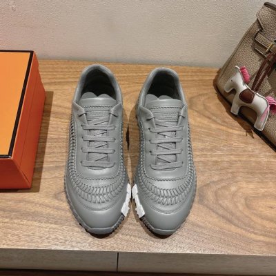 实价： Herme S Ss25 New Arrival～ 专柜大热情侣款，H家配货首选鞋履！ 是爱马仕经典款 每一季都会出很多颜色 绝对是最值得买的配货之一