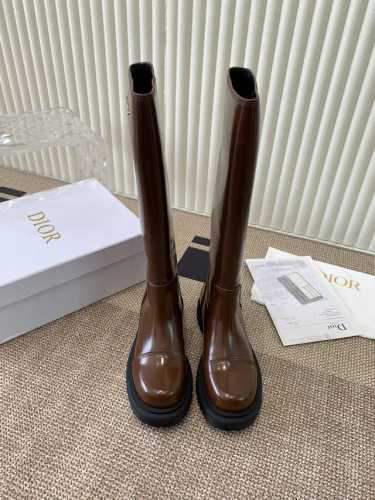 低帮 高帮 Dior 迪奥长靴 采用别具一格的设计元素打造醒目的外观。采用黑色牛皮革打造，可轻松穿脱。从 book tote 手袋汲取灵感，顶部饰以双色“cis