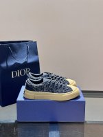 Dio 这款 B33 运动鞋全新演绎经典的网球鞋，时尚廓形突显厚重质感。采用牛皮革精心制作，饰以 Oblique 印花，搭配饰以 Dior 标志的加垫鞋舌、马海