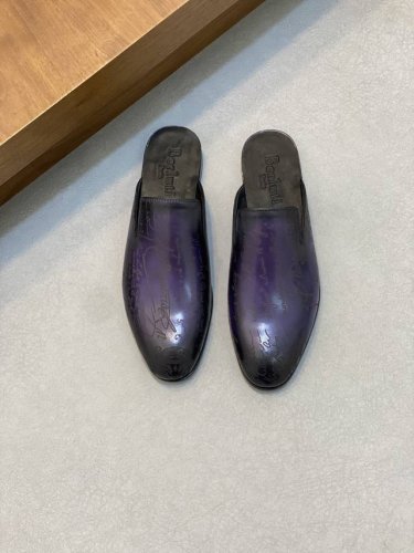 Berluti 布鲁提 刺青新款男士一脚蹬拖鞋 高端质感感受，进口顶级擦色小牛皮，质感极好，鞋面上饰有scritto刻字图样，Logo立体分明，欧美风格走马蜡线