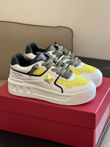 出厂: Valenti No Fw23 New Arrival v家 One Stud情侣款 运动鞋秋冬新配色 麂皮面料搭配皮革 质感拉满的节奏 舒适好穿 增高