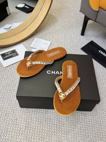 Chanel香奈儿走秀款拖鞋 完全原版一比一复刻打造 版型超级正 最新时尚的设计 火遍全网的单鞋 上脚又酷又时髦 五金全部开模复刻 独特设计最为抢眼吸晴 上脚还