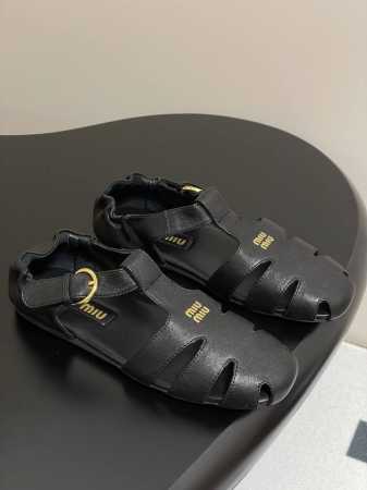 Miu Miu 25Ss 春夏季走秀款 镂空罗马凉鞋 最新款 女士夏季拖鞋 ，全胎牛皮材质 ，上脚软软绵绵的 ， 亲肤柔软舒适 ，华美工艺营造精致的立体纹理质感 - 点击图像关闭