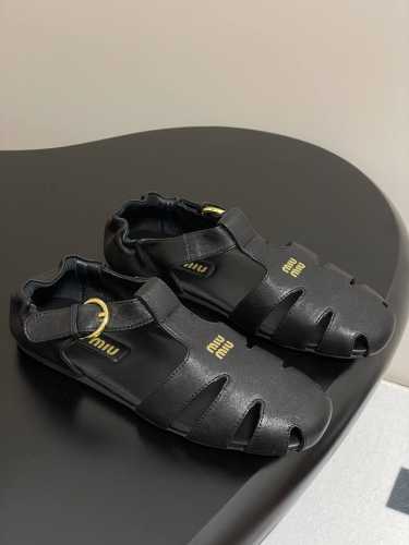 Miu Miu 25Ss 春夏季走秀款 镂空罗马凉鞋 最新款 女士夏季拖鞋 ，全胎牛皮材质 ，上脚软软绵绵的 ， 亲肤柔软舒适 ，华美工艺营造精致的立体纹理质感