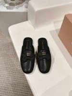 出厂 半拖 Miumiu 缪缪春夏走秀新款一脚蹬懒人鞋半拖 单鞋 官方春夏走秀新款，时髦百搭 即可咸又可甜 鞋面：定制进口羊皮 羊京 内里：羊皮 鞋底：专柜防滑