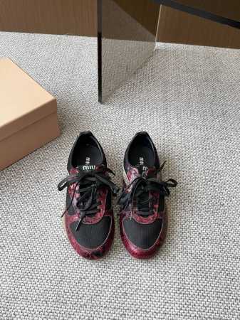 Miu Miu缪缪 25Ss 春夏新款走秀款 德训鞋 休闲鞋 秀场工艺来自Miu Miu系列的细节特写 新季的潮流要素一 多元对撞 传达现代风格~ 怎么穿都好看 - 点击图像关闭