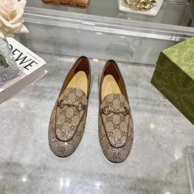 1819-1 杏G钻 35-41 作为Gucci设计传承的杰出代表，Jordaan系列饰马衔扣乐福鞋生动彰显经典优雅格调。这款鞋履采用品牌标志性字母图案帆布，成