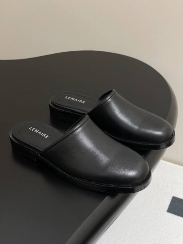 Lemaire 2025Ss早春新款圆头粗跟包头半拖鞋老钱风穆勒拖鞋 时尚出圈的懒人神鞋 简约方头设计 利落又高级 无需弯腰系带 一脚蹬轻松出门 让随性与优雅并