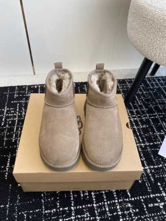 代购级 UGG 油叽叽 厚底 人鱼 超短靴 雪地靴 铅笔靴 原版购入开发 做货 UGG这款高跟雪地靴真的打破了传统以来厚底靴的风格，太有设计个性了 深得少女心啊 - 点击图像关闭