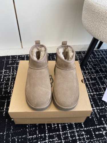代购级 UGG 油叽叽 厚底 人鱼 超短靴 雪地靴 铅笔靴 原版购入开发 做货 UGG这款高跟雪地靴真的打破了传统以来厚底靴的风格，太有设计个性了 深得少女心啊