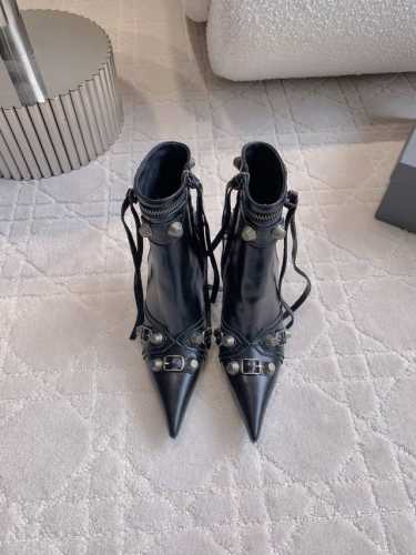 短靴 P590 长靴 P730 Balenciag*经典款流苏铆钉机车靴 辣翻天上脚秒变大长腿 太飒啦！ 鞋面油蜡小牛皮 内里垫脚羊皮 意大利真皮大底 跟高8C
