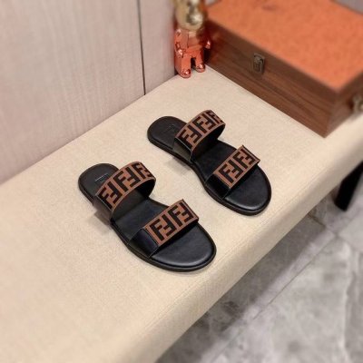拖鞋: 新款: 厂价 F迪* 系列拖鞋顶级代购男士 专柜同步发售，意大利进口原版精选皮料，做工考究， ，鞋底： 超舒适 原厂特供原版底，独家双层活动成型底超级舒