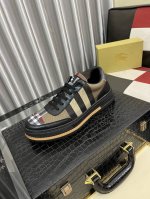 出厂价pp： Burberry 巴宝莉 正规码数: 38-44 休闲鞋 商品材料：精选 牛皮鞋面，柔软羊皮内里；原厂大底。2色可选