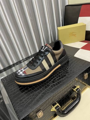 出厂价pp： Burberry 巴宝莉 正规码数: 38-44 休闲鞋 商品材料：精选 牛皮鞋面，柔软羊皮内里；原厂大底。2色可选