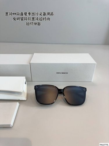 配全套包装 姐妹们！吹爆这个素颜镜啦！ Gm 眼镜 墨镜 真的太百搭太好看了！ 个人认为适合所有的脸型 而且上脸非常显脸小 不像传统墨镜方大无特点 这款带上瞬间
