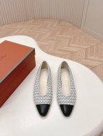 出厂 loropiana 25Ss 新款 针织尖头单鞋乐福皮鞋 lp一直是以好穿舒适为主的设计风格 这几年老钱风穿搭超级 这款乐福鞋也不例外 简约的设计理念搭配