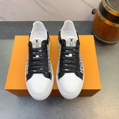 支持淘宝 Gucci 古奇经典 首发时尚百搭男士鞋 中国时尚潮男打造出这款时尚简洁男鞋 鞋面料采用进口头层牛皮高品质+搭品牌压花+全猪皮里 干净利落 时尚大方.