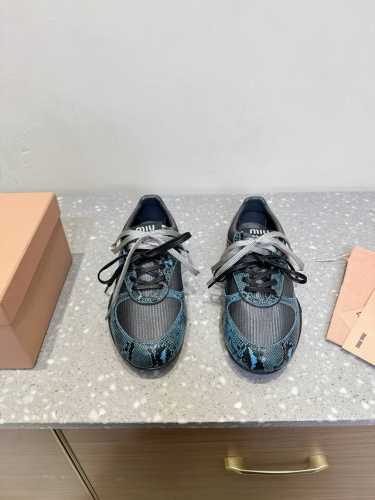 miu Miu 缪缪 25Ss春夏新款 蛇纹系列 阿甘鞋 德训鞋 休闲鞋 秀场工艺来自Miu Miu系列的细节特写 新季的潮流要素一 与此刻挚爱的概念，多元对撞