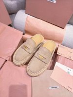 上新Miu Mi* 缪.缪.春夏反绒牛皮厚底穆勒鞋拖鞋 顶级原单版Zp购入对比做货 所有细节都跟柜上一致 包括鞋面皮料 鞋垫内里皮料 刻印Logo 鞋底材质 楦