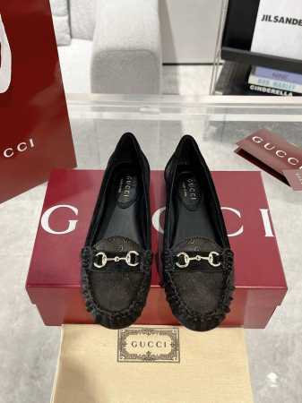 Gucci 饰马衔扣女士平底芭蕾鞋 衣橱必备单品优雅焕新。这款设计以优质迷你Gg绒面材质匠心打造，巧妙融合品牌经典传承与现代精致魅力。经典马衔扣细节以闪亮的银色 - 点击图像关闭