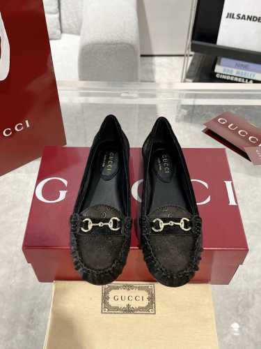Gucci 饰马衔扣女士平底芭蕾鞋 衣橱必备单品优雅焕新。这款设计以优质迷你Gg绒面材质匠心打造，巧妙融合品牌经典传承与现代精致魅力。经典马衔扣细节以闪亮的银色