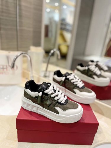 出厂价pp 最新夏季透气时尚 情侣 款 ，厚底的独特设计时尚一族特现脚瘦一款百塔的时尚产品 面料：鞋头采用A级丝绸小牛皮；鞋胆采用透气材质空气层网格塔配 采用意