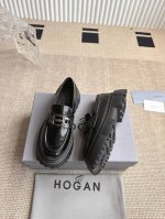 hogan 霍根乐福鞋休闲皮鞋 这款乐福鞋采用进口牛皮精心制作，鞋面饰以品牌饰扣装饰，别具一格。皮质质感极好，套穿式一脚蹬设计，易穿脱，本染小牛皮内里，真皮垫脚