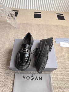 hogan 霍根乐福鞋休闲皮鞋 这款乐福鞋采用进口牛皮精心制作，鞋面饰以品牌饰扣装饰，别具一格。皮质质感极好，套穿式一脚蹬设计，易穿脱，本染小牛皮内里，真皮垫脚