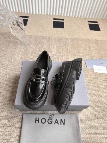 hogan 霍根乐福鞋休闲皮鞋 这款乐福鞋采用进口牛皮精心制作，鞋面饰以品牌饰扣装饰，别具一格。皮质质感极好，套穿式一脚蹬设计，易穿脱，本染小牛皮内里，真皮垫脚