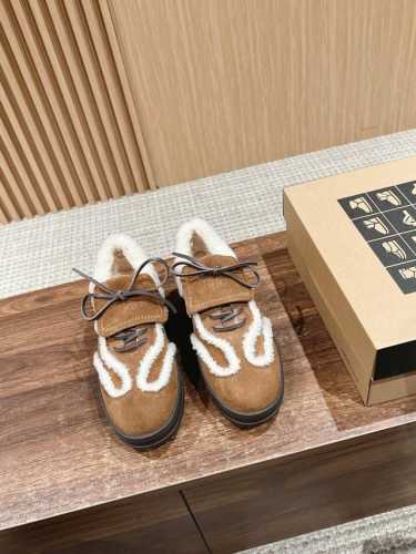 油叽叽长舌德训鞋厚底羊毛款 以经典球鞋德训鞋的版型为基础 再加上经典品牌弱数字logo在鞋尾完美呈现 玩味十足 显马拉M6时髦设计感 Size：35-39 40